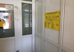 На стене в тамбуре  установлена мнемосхема.