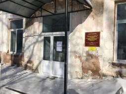 Входная группа в здание начальной школы. На фасаде здания установлена  тактильная  вывеска